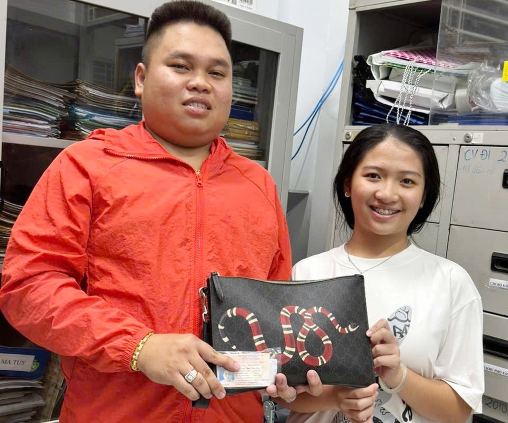 Nữ sinh lớp 8 ở Tây Ninh nhặt được túi da chứa hơn 200 triệu đồng - 2