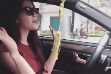 Bị chỉ trích vì buông hai tay nhún nhẩy khi lái xe, Nam Em xin lỗi về sự cố