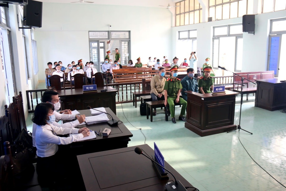 Y án sơ thẩm đối với nguyên Chủ tịch, Phó Chủ tịch Thành phố Phan Thiết - 1 Y án sơ thẩm đối với nguyên Chủ tịch, Phó Chủ tịch Thành phố Phan Thiết - 1