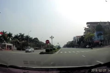 Xe đạp điện sang đường không quan sát suýt bị ô tô tông phải