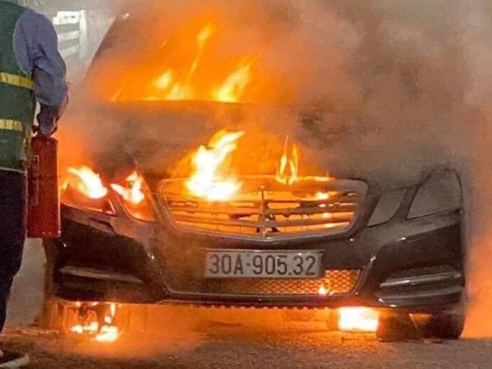 Xe Mercedes cháy trơ khung trên cầu Bạch Đằng - 2 Xe Mercedes cháy trơ khung trên cầu Bạch Đằng - 2