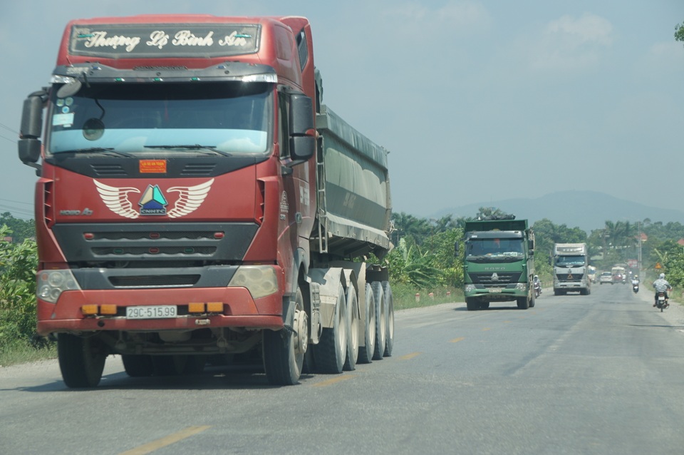 Hà Nội: Xe quá khổ, quá tải “đại náo” vùng ven đô - 7 Hà Nội: Xe quá khổ, quá tải “đại náo” vùng ven đô - 7