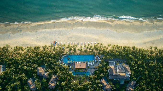 Khu nghỉ dưỡng Premier Village Danang Resort nằm trên bãi biển Mỹ An với bờ cát trắng trải dài thơ mộng.