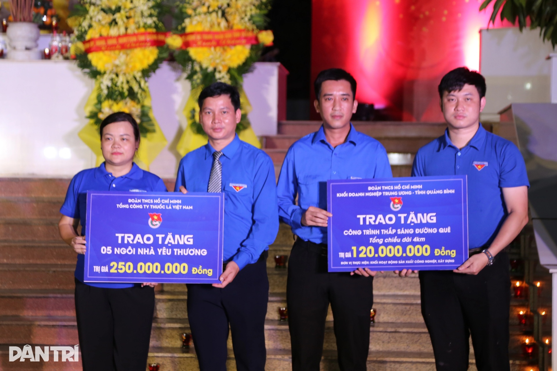 Lung linh ánh nến tri ân tại nơi yên nghỉ của hơn 3.000 liệt sỹ - 9 Lung linh ánh nến tri ân tại nơi yên nghỉ của hơn 3.000 liệt sỹ - 9