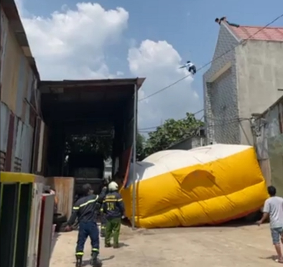 Người đàn ông trồng chuối trên nóc nhà giữa trưa nắng - 3 Người đàn ông trồng chuối trên nóc nhà giữa trưa nắng - 3