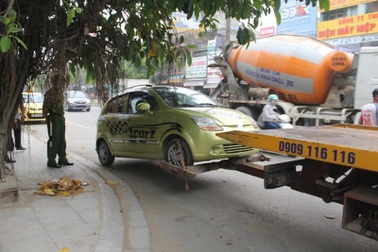 Thanh Hóa: Cẩu nhiều "xế hộp" lấn chiếm lòng đường, vỉa hè