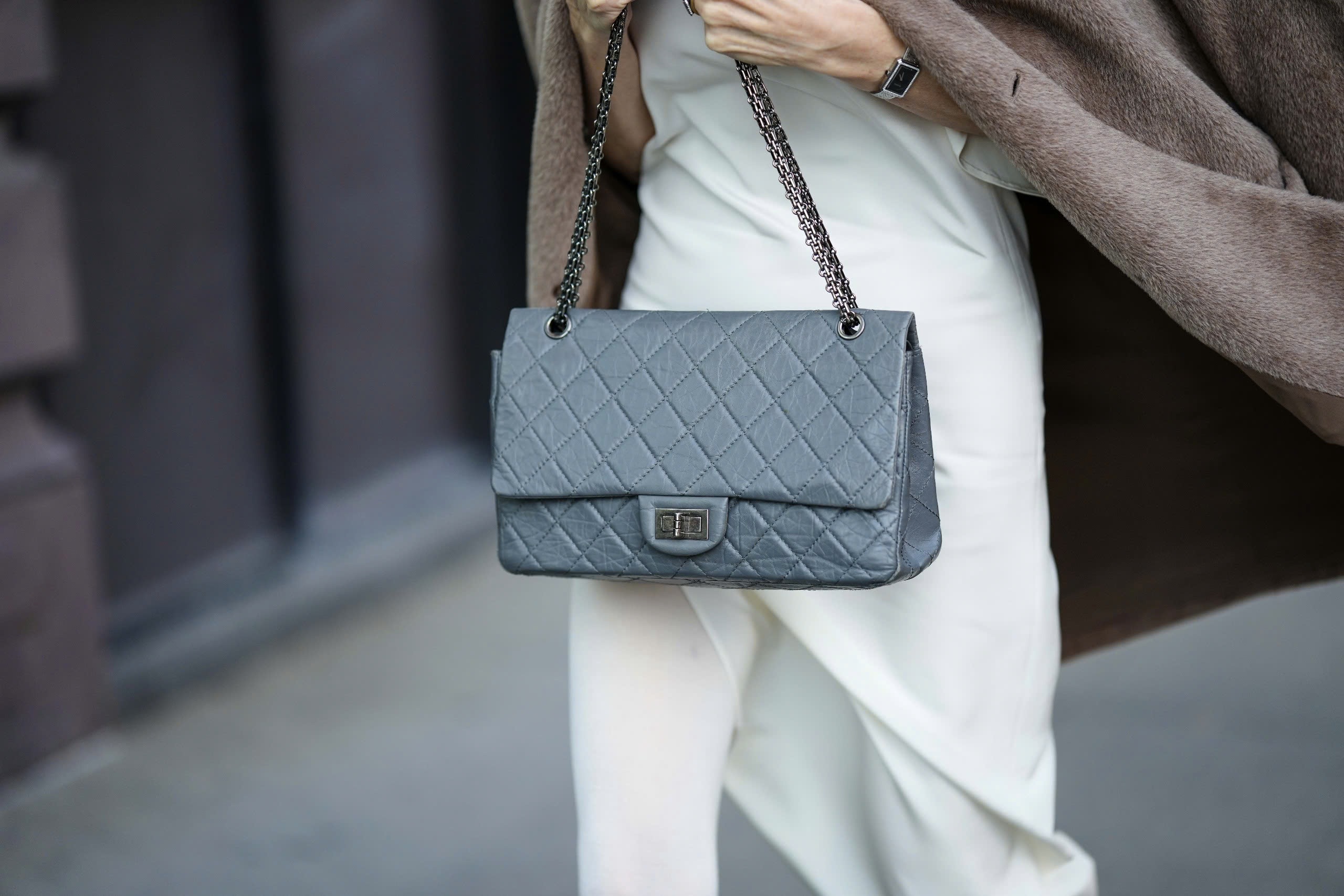 Túi Chanel được coi như kiệt tác, giá đắt đỏ vẫn tăng chóng mặt - 3 Túi Chanel được coi như kiệt tác, giá đắt đỏ vẫn tăng chóng mặt - 3