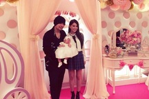 Vợ chồng Châu Kiệt Luân hạnh phúc khoe thiên thần nhỏ