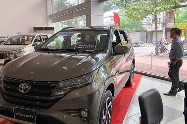 Đại lý ô tô tung chiêu "bia kèm lạc"