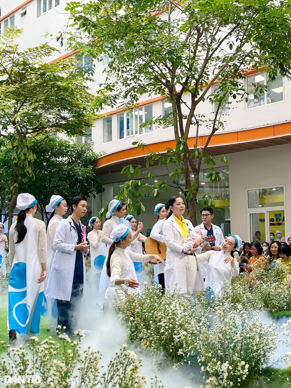 100 y bác sĩ, sản phụ diễn thời trang kỷ niệm ngày Thầy thuốc Việt Nam - 4 100 y bác sĩ, sản phụ diễn thời trang kỷ niệm ngày Thầy thuốc Việt Nam - 4