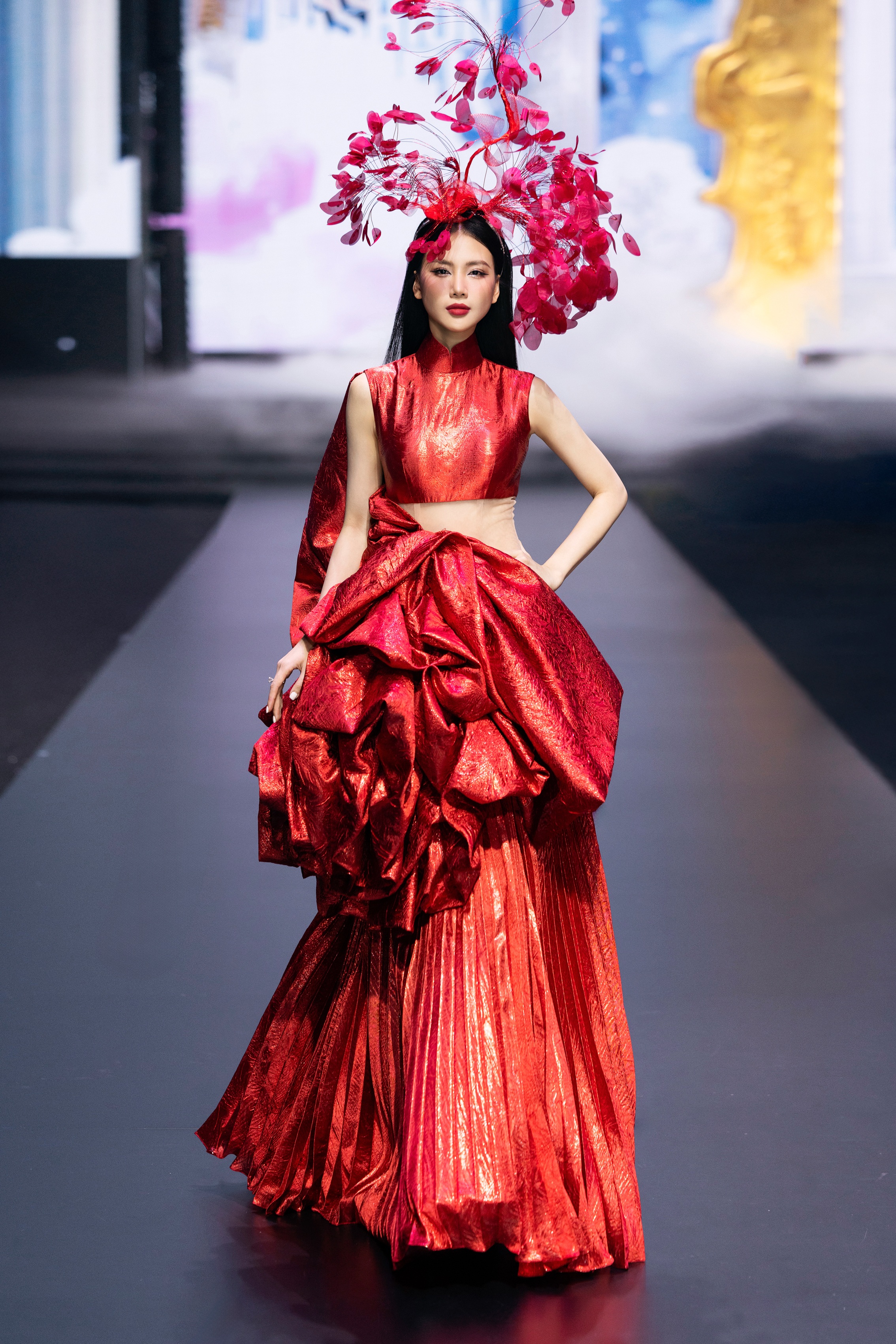 Hoa hậu Bùi Quỳnh Hoa càn quét sàn diễn thời trang - 2