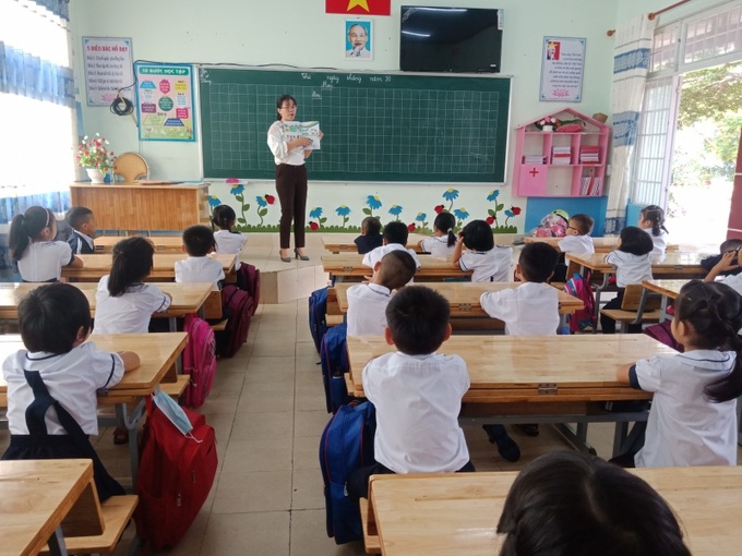 Học sinh tiểu học tỉnh Lâm Đồng đi học trực tiếp phụ huynh lo lắng.