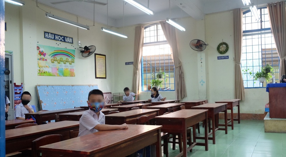 Đà Nẵng: Phụ huynh trang bị cho cả lớp đeo tấm ngăn giọt bắn đến trường - 3 Đà Nẵng: Phụ huynh trang bị cho cả lớp đeo tấm ngăn giọt bắn đến trường - 3
