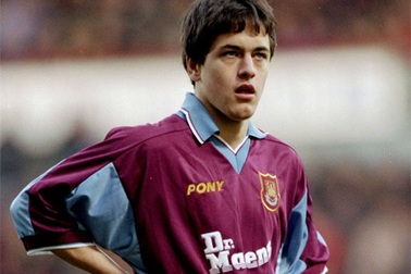 Joe Cole, “gã du mục” đã trở về mái nhà xưa