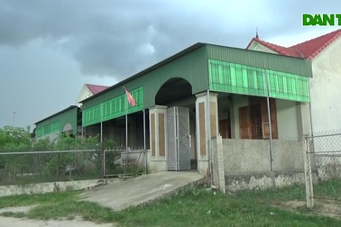 Người dân sống "treo" trên đất tái định cư