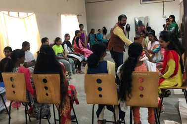 Hơn 200 phụ nữ hiến tóc để lấy lại biểu tượng sắc đẹp cho bệnh nhân ung thư