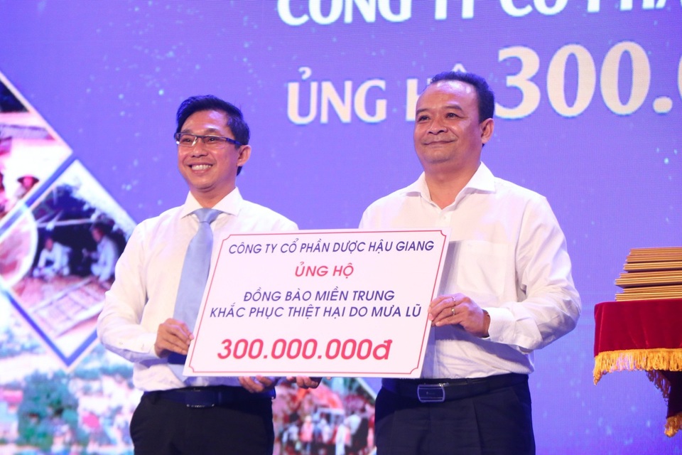 Dược Hậu Giang chung tay ủng hộ đồng bào miền Trung khắc phục hậu quả thiên tai - 3 Dược Hậu Giang chung tay ủng hộ đồng bào miền Trung khắc phục hậu quả thiên tai - 3