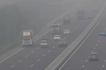 Hoảng hồn phát hiện xe tải cỡ lớn đi lùi trên cao tốc Hà Nội - Hải Phòng