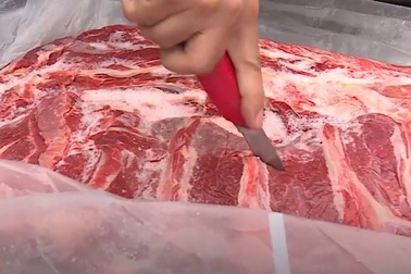 Bán đấu giá 168 tấn thịt trâu xuất lậu sang Trung Quốc vì... đủ tiêu chuẩn an toàn!