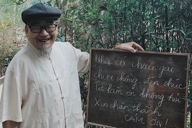 Ông bố treo biển “nhà có con gái chưa chồng, chúc Tết không hỏi thăm” gây bão mạng