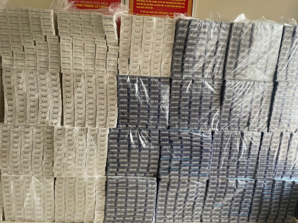 Kiểm tra ô tô đậu ven đường, phát hiện 14.000 gói thuốc lá ngoại nhập lậu - 1 Kiểm tra ô tô đậu ven đường, phát hiện 14.000 gói thuốc lá ngoại nhập lậu - 1