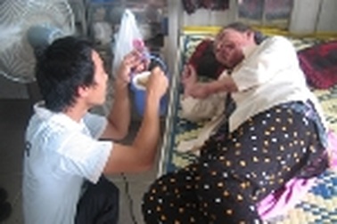 Con tàn tật chăm mẹ mang bệnh hiểm nghèo