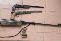 Thanh niên mang súng đi chơi Noel