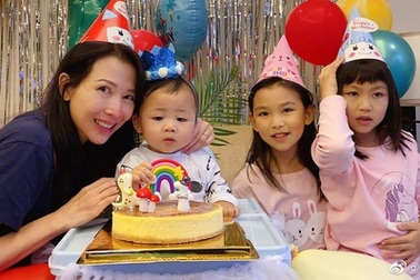 Thái Thiếu Phân hạnh phúc làm mẹ ở tuổi 47