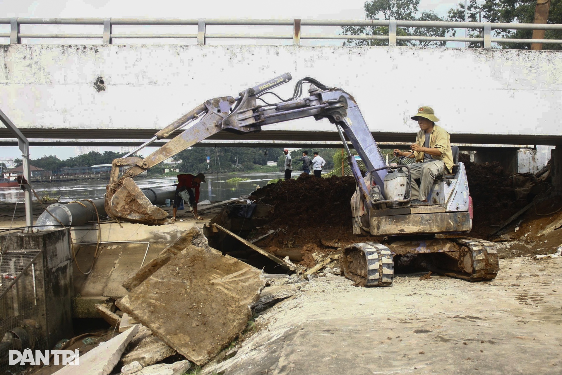 Ngày đêm khắc phục sự cố sụp cống ngăn triều uy hiếp khu dân cư ở TPHCM - 1 Ngày đêm khắc phục sự cố sụp cống ngăn triều uy hiếp khu dân cư ở TPHCM - 1