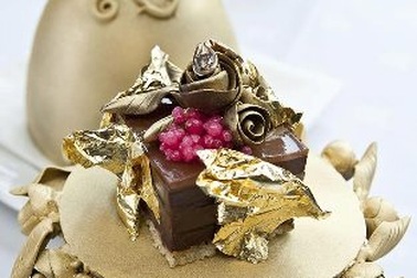 Chiếc bánh tráng miệng xa xỉ nhất làm từ vàng và kim cương