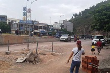 Thợ hồ giải cứu cháu bé 4 tuổi rơi xuống hố ga, bị cuốn trôi dưới cống