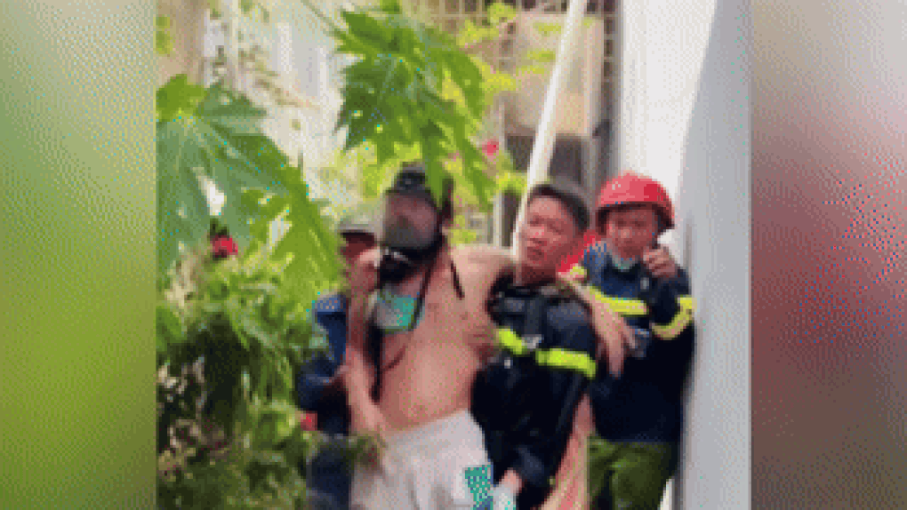 Cảnh sát nhường mặt nạ phòng độc cho người đàn ông mắc kẹt trong đám cháy - 2 Cảnh sát nhường mặt nạ phòng độc cho người đàn ông mắc kẹt trong đám cháy - 2