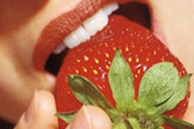 Làm trắng răng từ dâu tây!