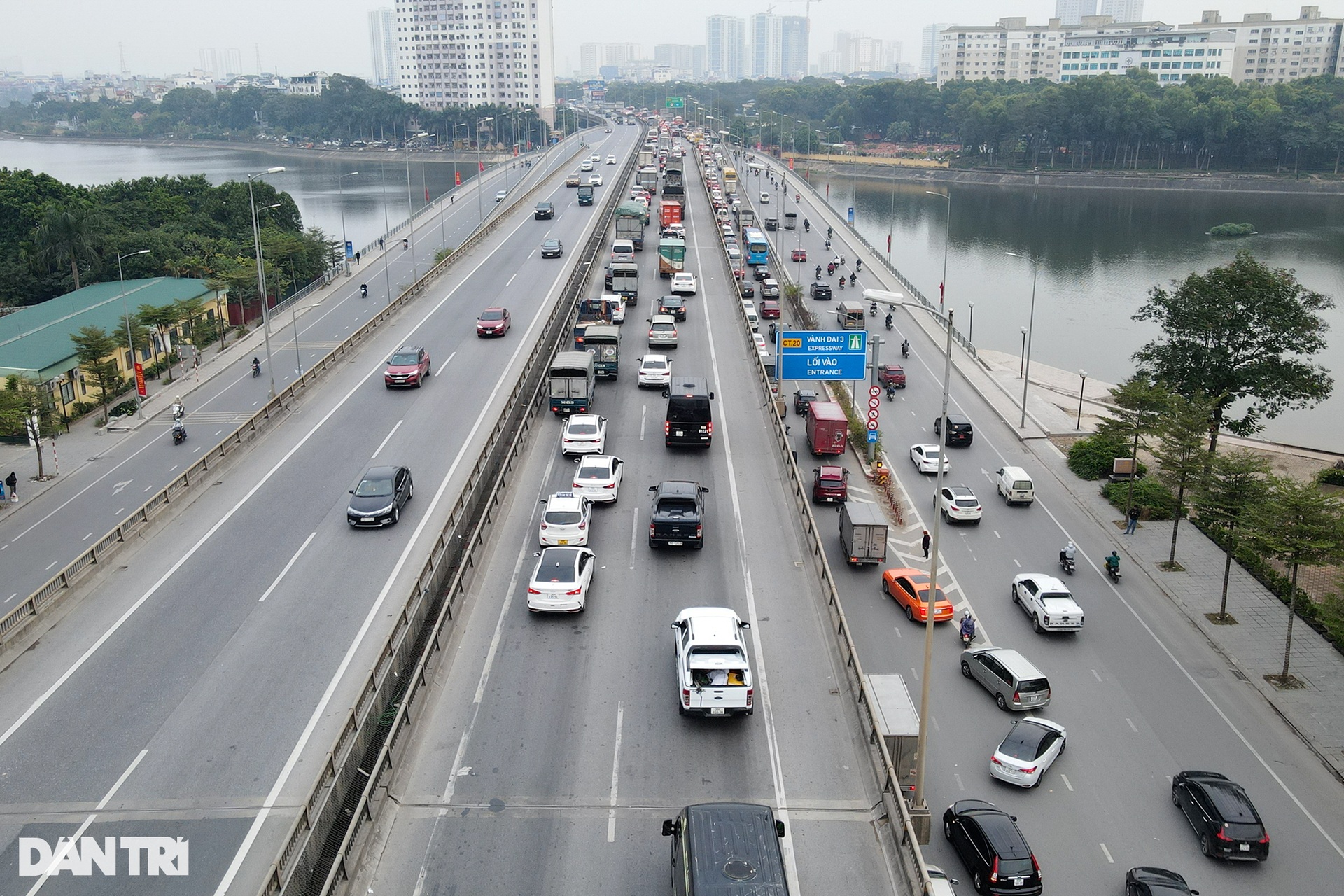 Người dân đổ xô về quê nghỉ Tết, đường vành đai 3 Hà Nội ùn tắc kéo dài - 4 Người dân đổ xô về quê nghỉ Tết, đường vành đai 3 Hà Nội ùn tắc kéo dài - 4