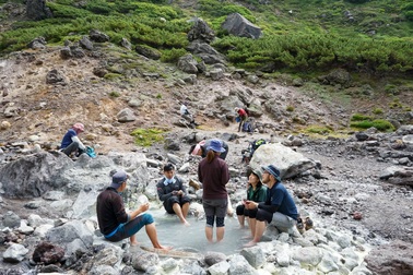 Tự đào bồn tắm onsen ở Hokkaido
