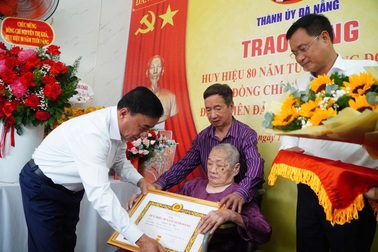 Thường trực Ban Bí thư trao Huy hiệu 80 năm tuổi Đảng tại Đà Nẵng