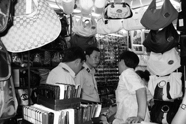 Hàng giả, hàng lậu “chờ” Tết