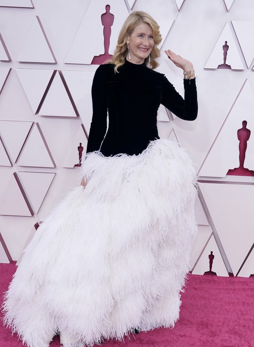 Minh tinh Hollywood mặc váy khoe ngực phẳng lì trên thảm đỏ Oscar 2021 - 18 Minh tinh Hollywood mặc váy khoe ngực phẳng lì trên thảm đỏ Oscar 2021 - 18