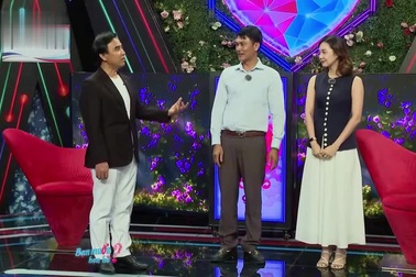 Nữ tiếp viên xinh đẹp thẳng thừng từ chối giám đốc hơn 11 tuổi vì một lý do