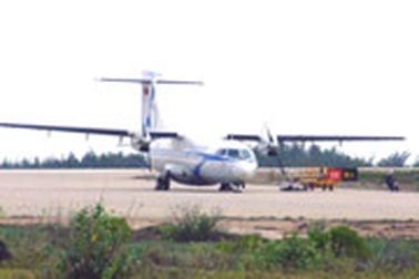 Máy bay chở khách bể bánh khi hạ cánh