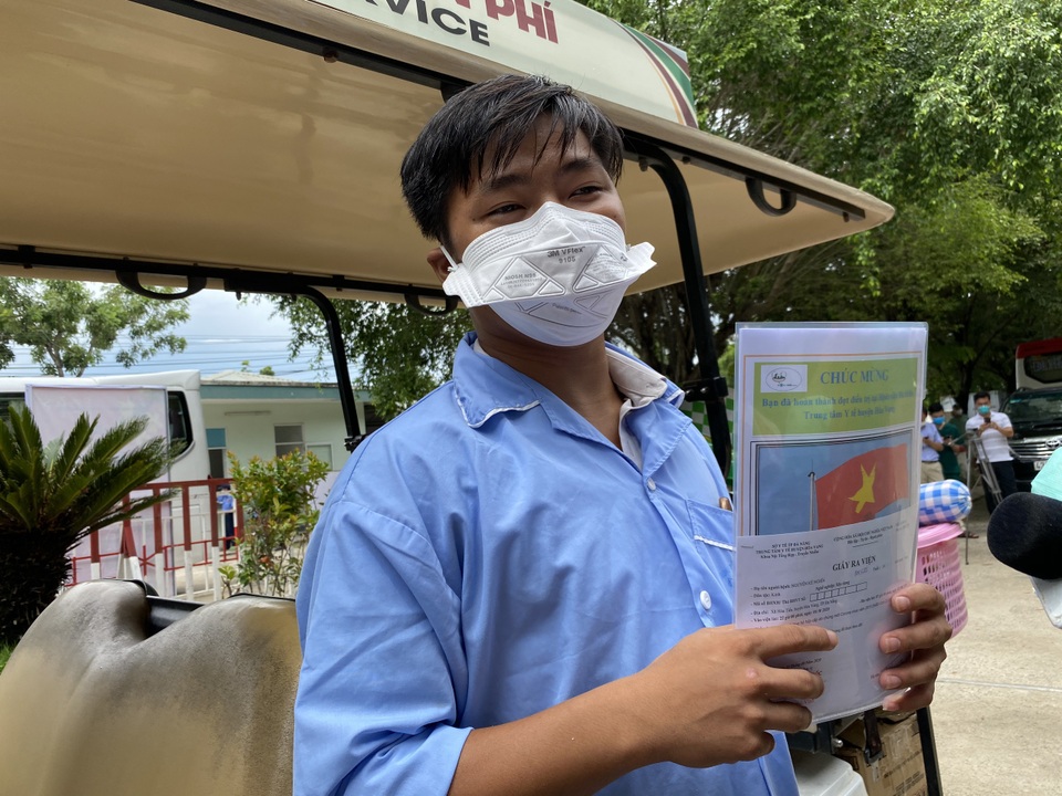 Bệnh nhân khỏi Covid-19 ra viện: Phấn khởi như được nhận bằng tốt nghiệp - 1