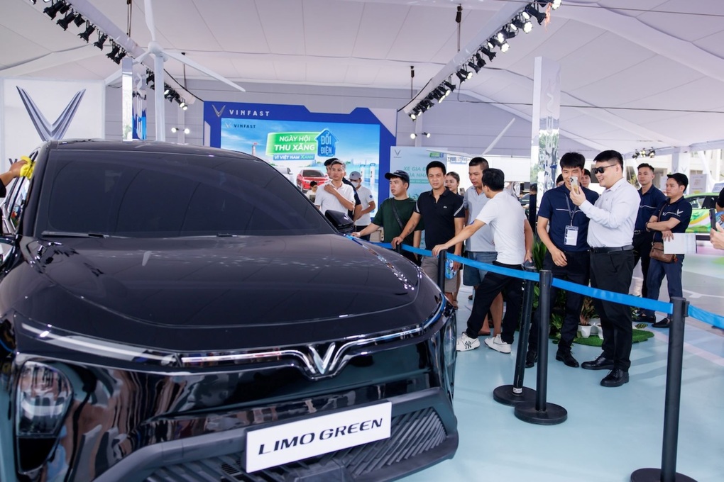 VinFast Limo Green xuất hiện tại sự kiện “Thu xăng - Đổi điện” - 3 VinFast Limo Green xuất hiện tại sự kiện “Thu xăng - Đổi điện” - 3