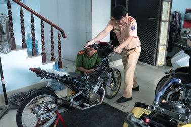 Công an TPHCM đột kích hàng loạt cơ sở "độ xe"
