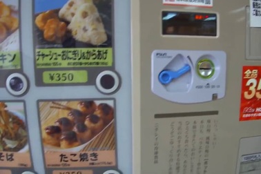 Máy bán hàng tự động bán đồ ăn nóng sốt ở Nhật
