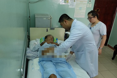 Mắc bệnh hiếm gặp, hoại tử cả "vùng kín"