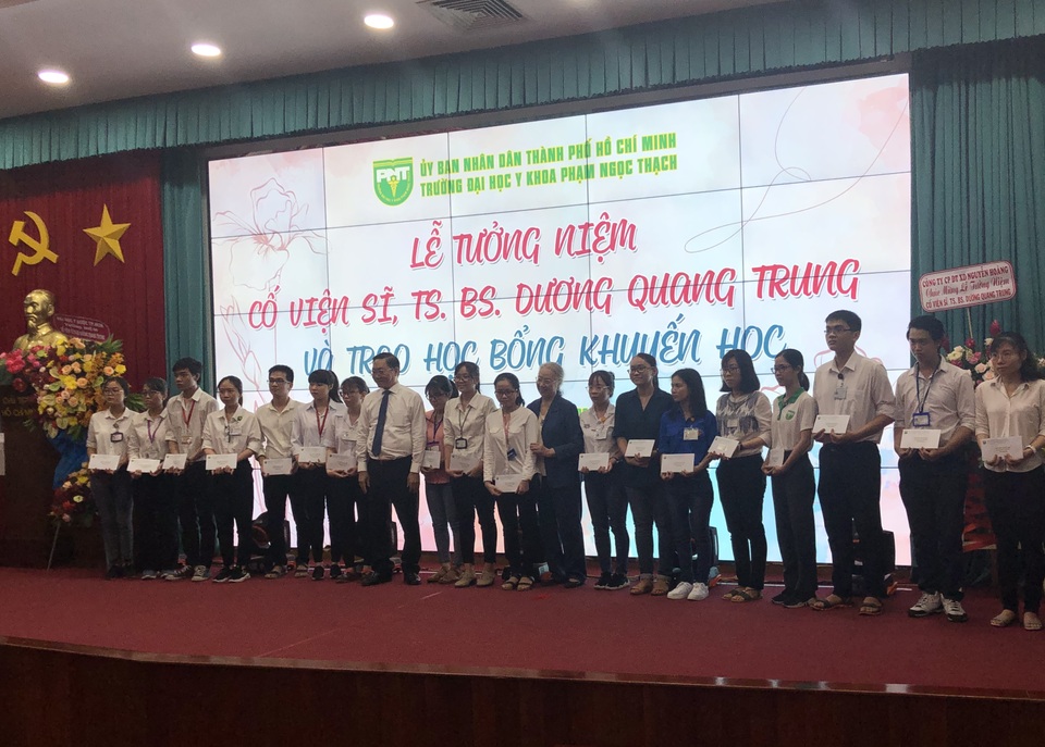 IMG_0727 2.jpg trao học bổng khuyến học Dương Quang Trung