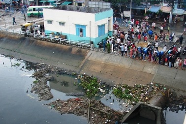 Xác người đàn ông trôi trên dòng Kênh Tẻ