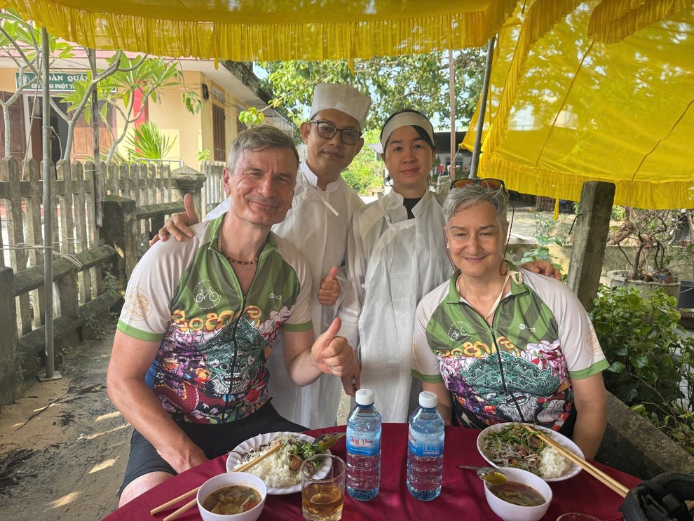Sulten og tørst vestlig turist stoppet bilen sin ved en begravelse i Hue og ble invitert til et vegetarmåltid av verten - 2 Khách Tây đói và khát, dừng xe ở đám tang tại Huế được gia chủ mời cơm chay - 2