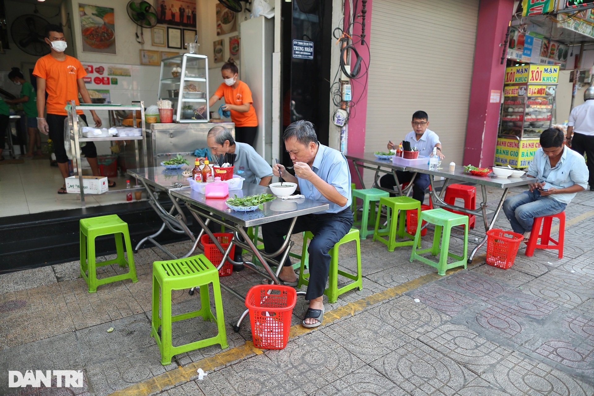 Ngày đầu TPHCM cho phục vụ khách tại chỗ, hàng quán nhộn nhịp từ sáng sớm - 5 Ngày đầu TPHCM cho phục vụ khách tại chỗ, hàng quán nhộn nhịp từ sáng sớm - 5