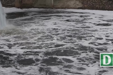 Hà Nội: Bọt nổi trắng xóa cả khúc sông Tô Lịch